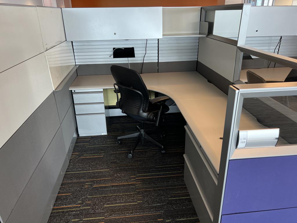 knoll-dividends-cubicles-with-overhead-storage