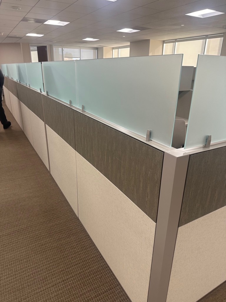 haworth-compose-cubicles-with-frameless-glass